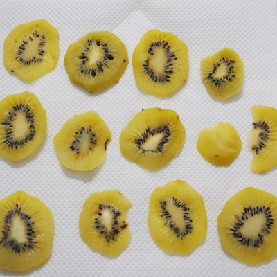 重ならないようにキウイを並べる