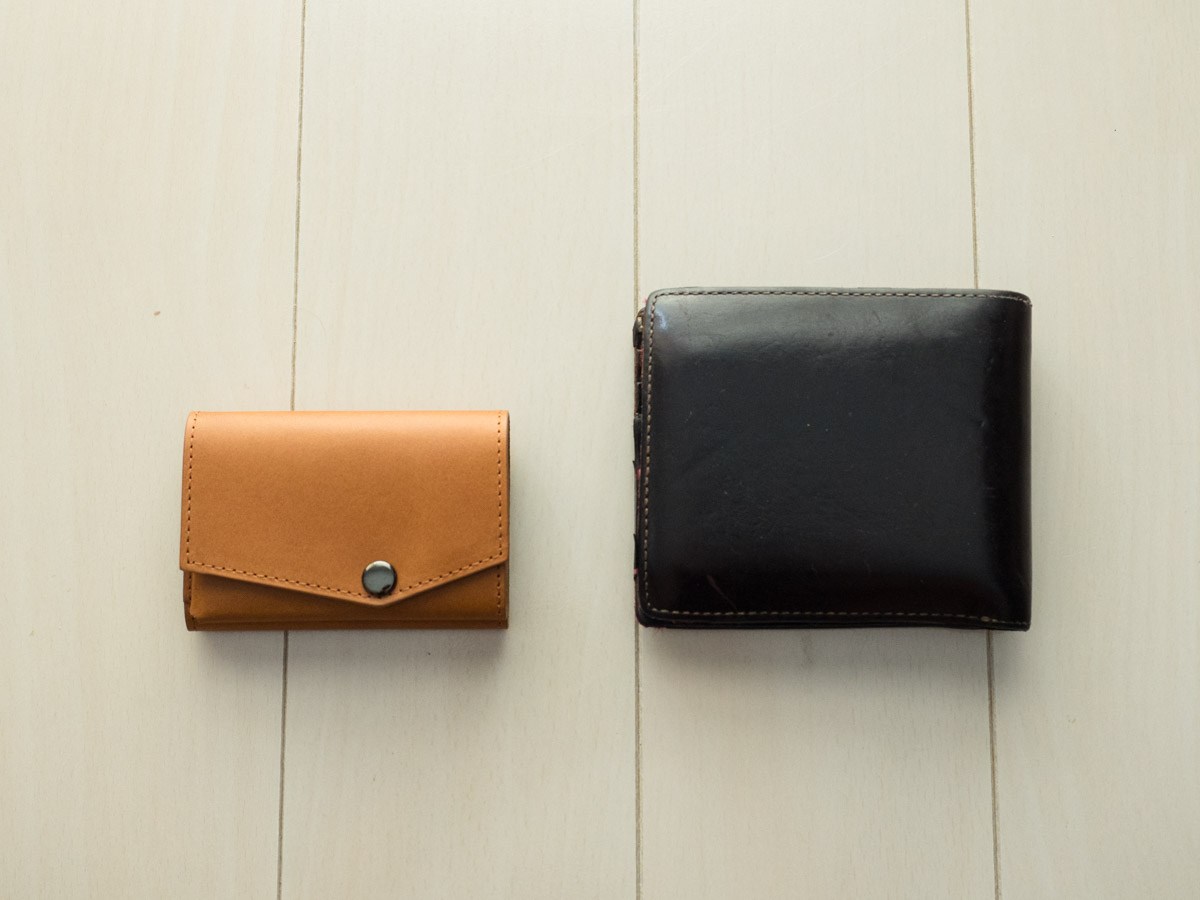 現在使っている二つ折りの財布とサイズを比べる