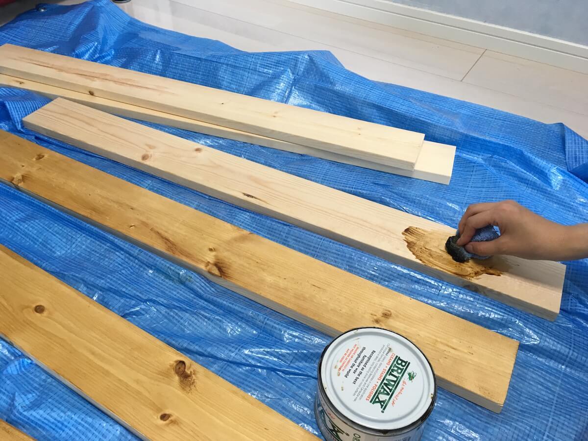 天板の木材をワックスで塗る