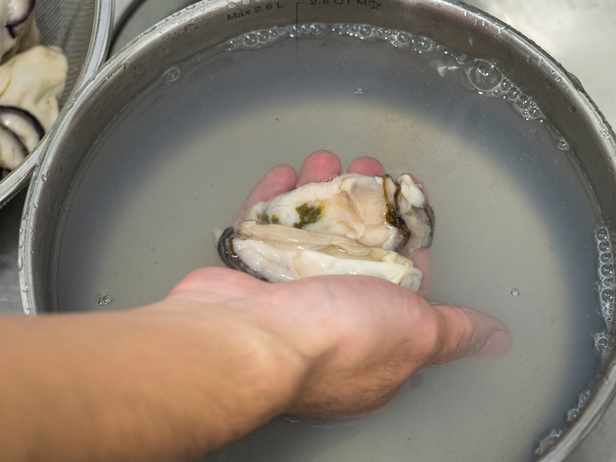 牡蠣を洗う