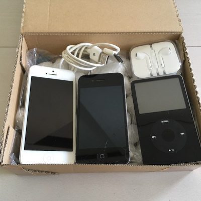 スマホをダンボールにつめる