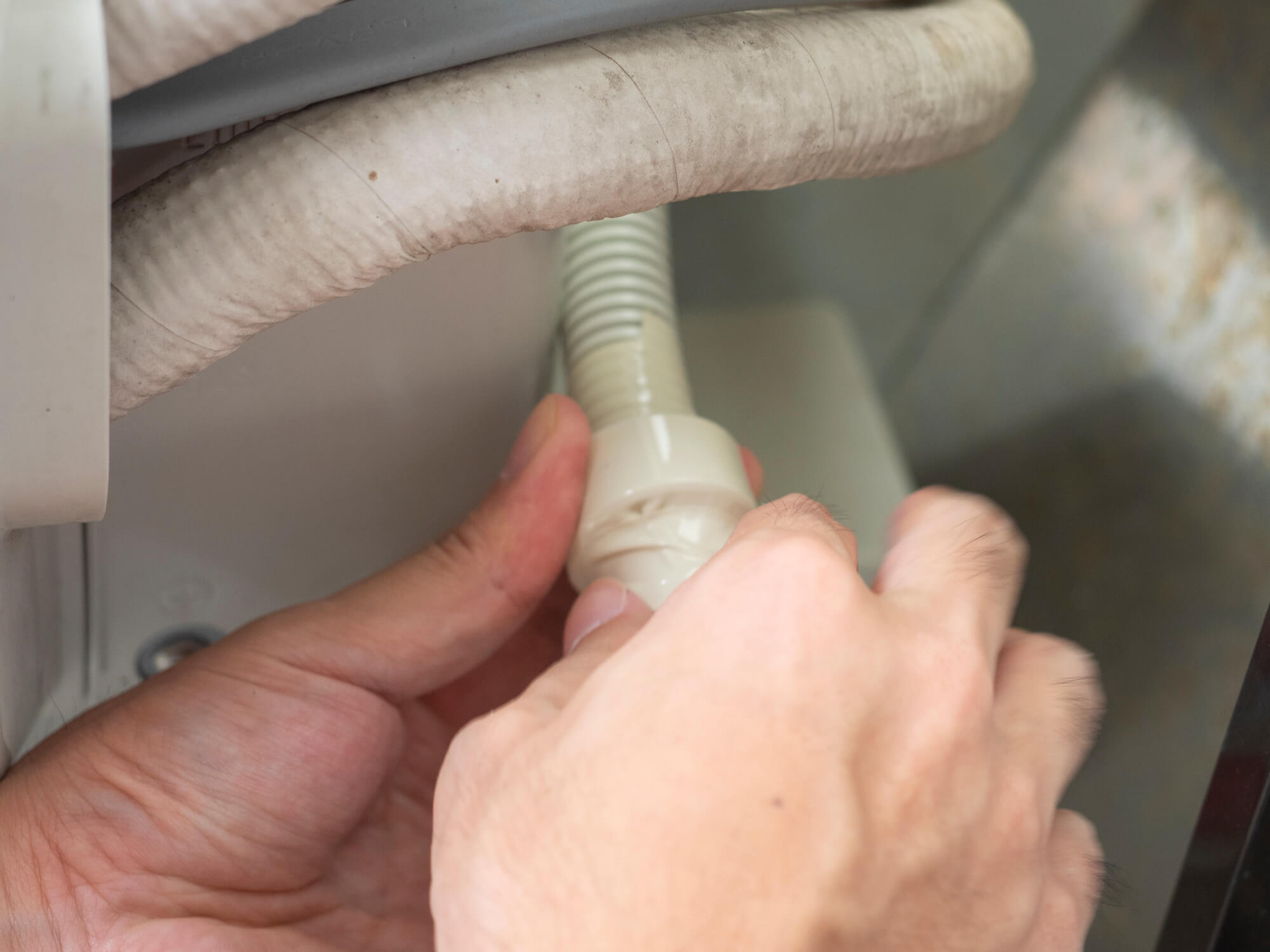 ベランダがスッキリ エアコンのドレンホースを延長して シミ汚れ コケ をなくす くらのら