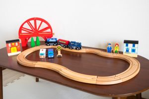 木製の列車とレール