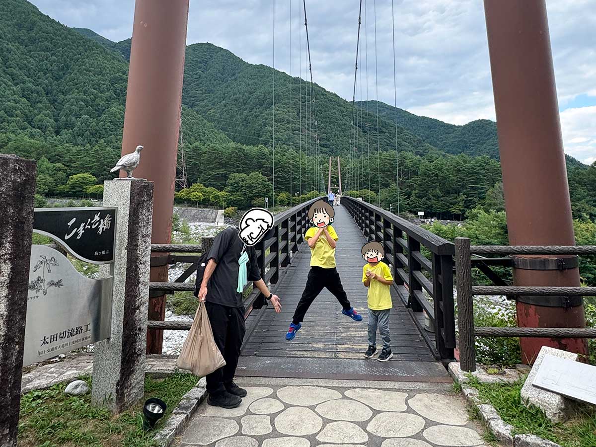 川遊びの近くにすぐ橋がある